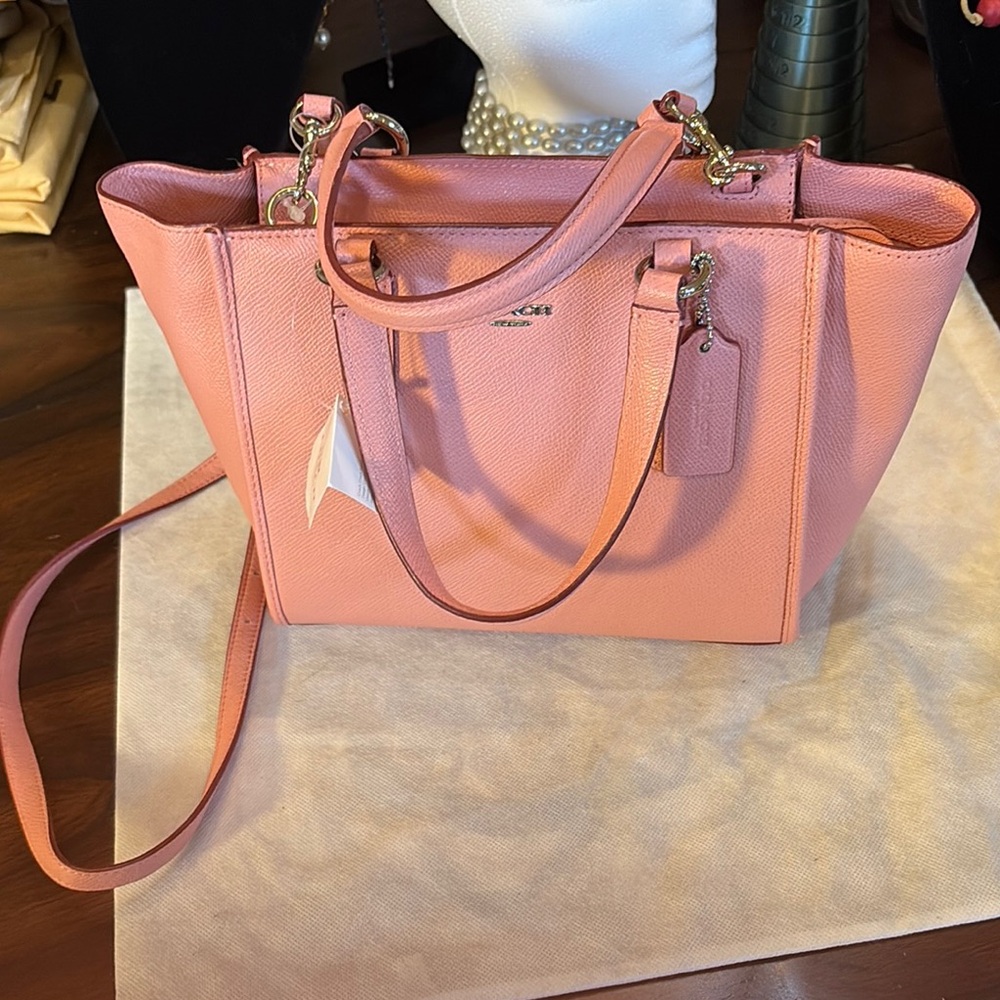 🆕 Coach Classic Pink Pebbled Leather Logo Tag removable strap Tote Bag